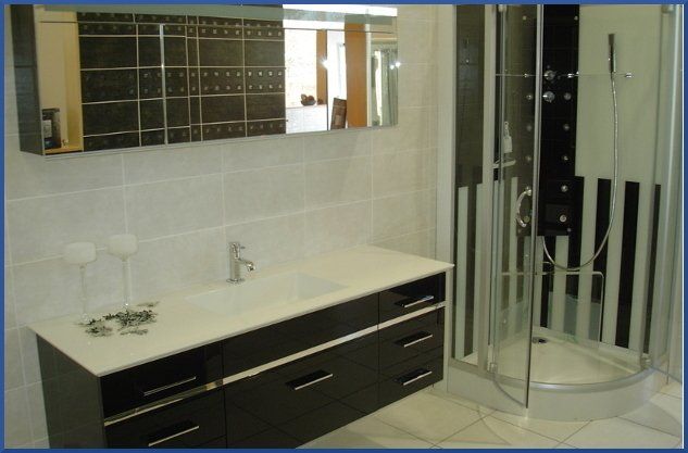 Salle de bains avec une grande vasque et un grand miroir - Œuvra Artisan Technicien à Saint-Étienne