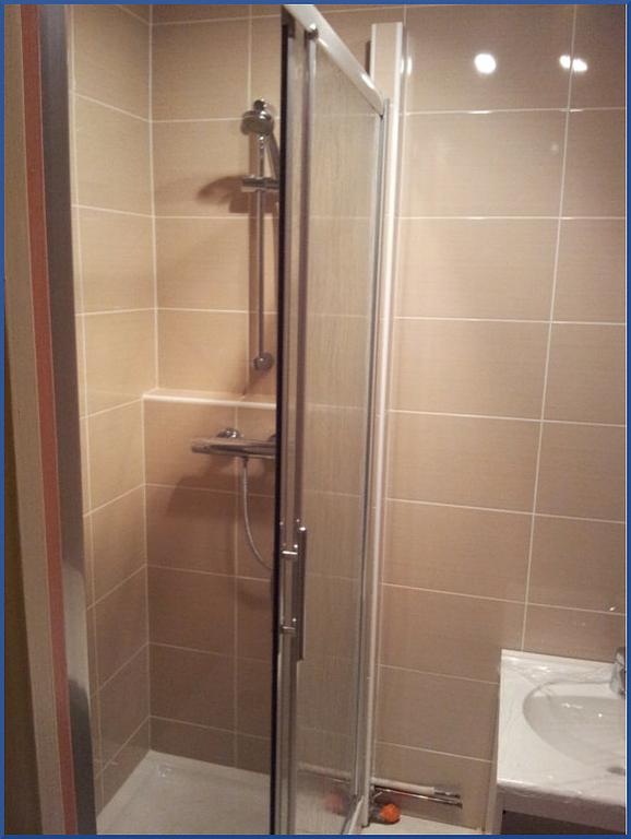 Salle de bains avec douche à l'italienne - Œuvra Artisan Technicien à Saint-Étienne