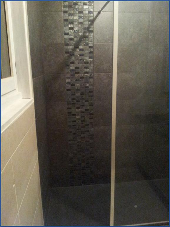 Douche avec dégradé de pierres en mosaïque - Œuvra Artisan Technicien à Saint-Étienne