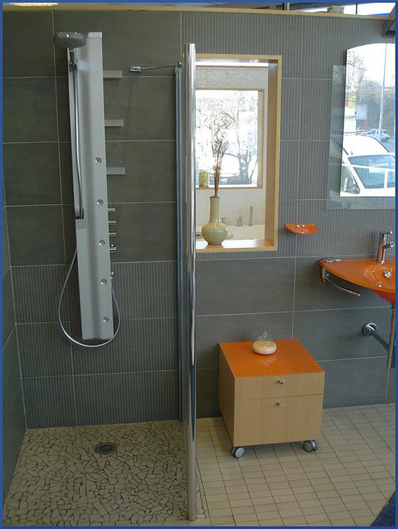 Salle de bains avec armoire en orange - Œuvra Artisan Technicien à Saint-Étienne