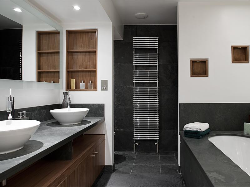 Salle de bains avec doubles vasques et sèche-serviettes - Entreprise de plomberie Oeuvra Artisan Technicien