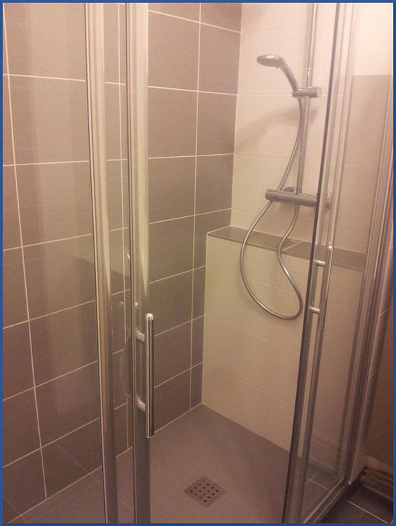 Douche fermée - Œuvra Artisan Technicien à Saint-Étienne