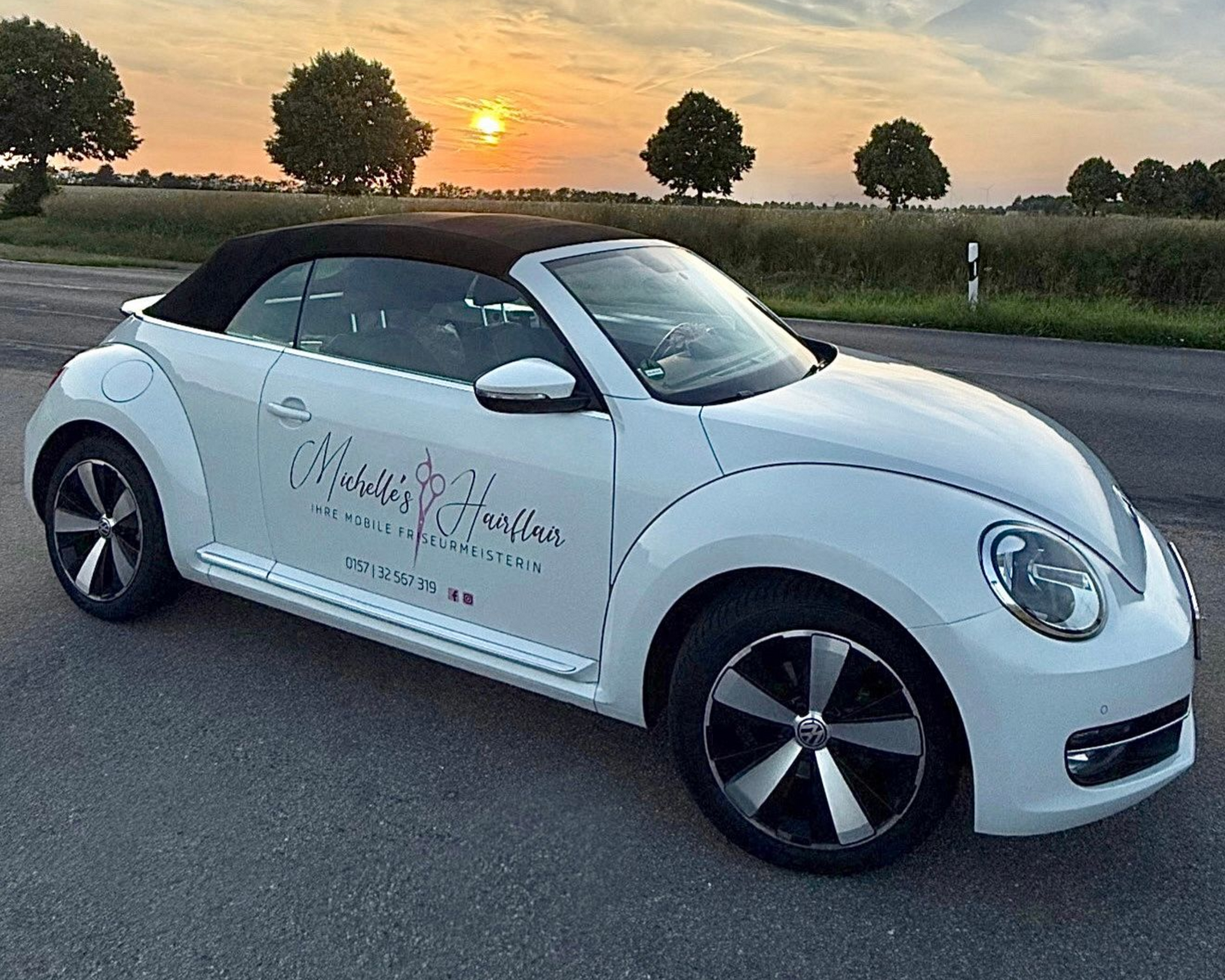 Ein schwarzes Auto mit dem Wort Michelle auf der Seite