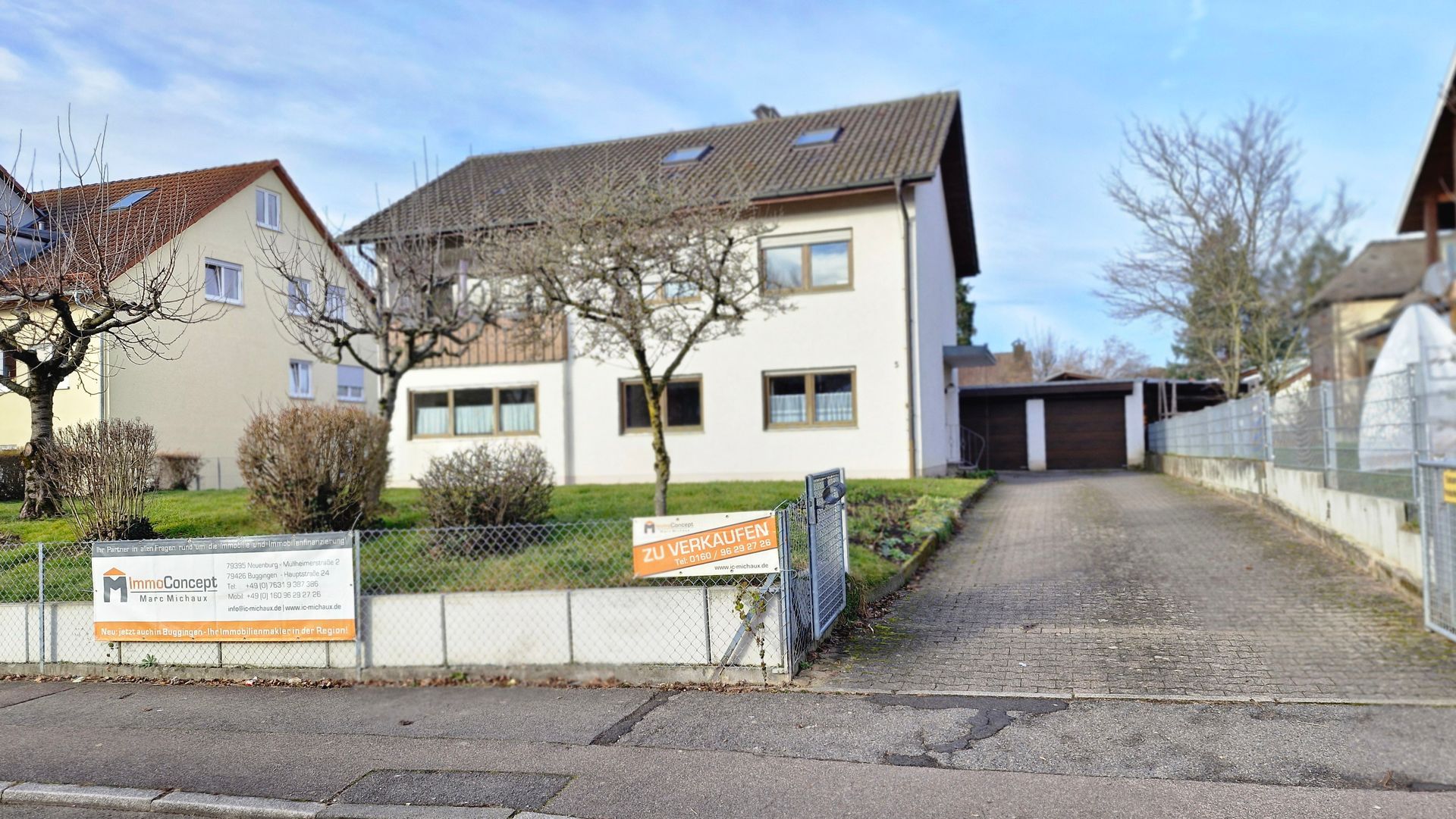 Ein weißes Gebäude mit einem davor geparkten roten Lieferwagen