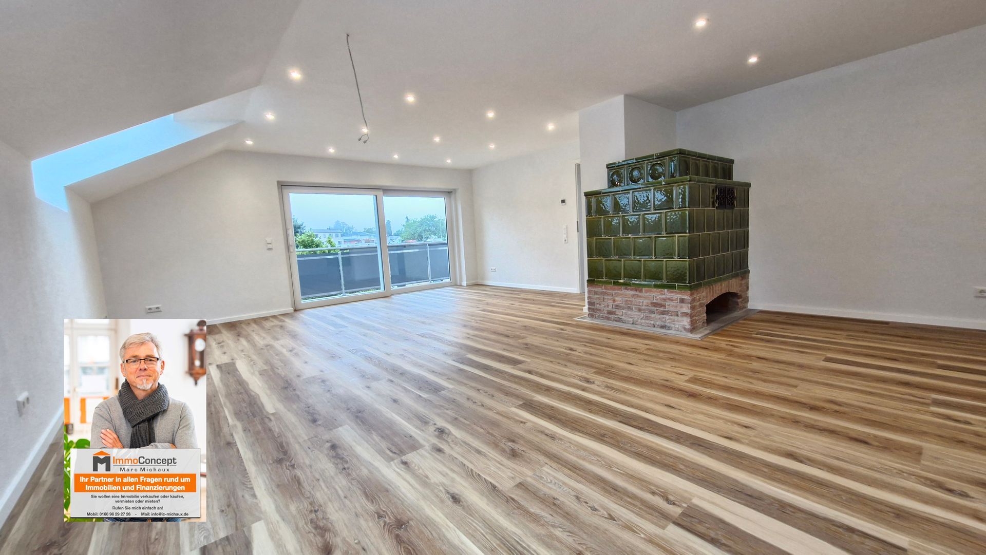 Weißes Gebäude mit rotem Dach, Balkonen und grünen Bäumen. Im Hintergrund ein Berg.