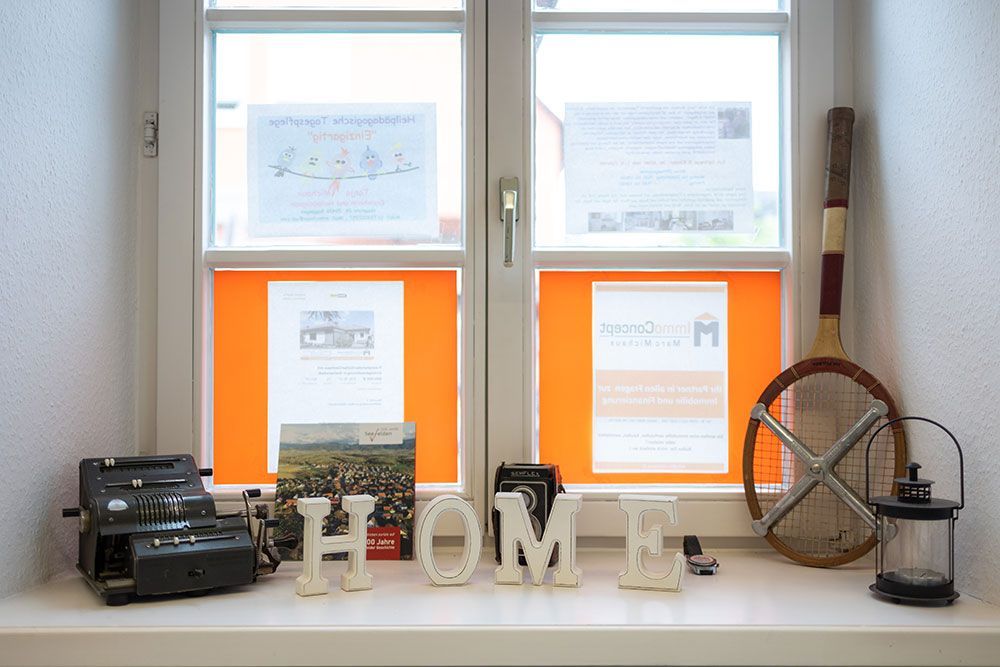 Ein Fensterbrett mit einem Schild mit der Aufschrift „Home“ darauf