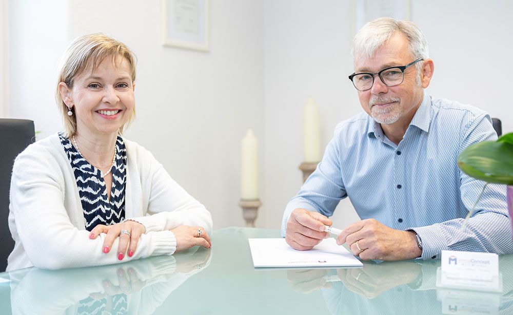 Ein Mann und eine Frau sitzen an einem Tisch.