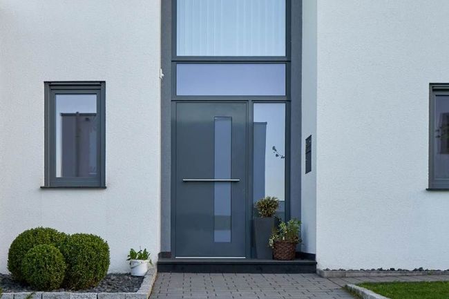 Hausfront mit moderner Tür und Fenster