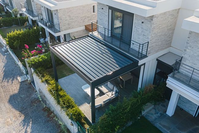 Modernes Haus mit Pergola Sonnenschutz