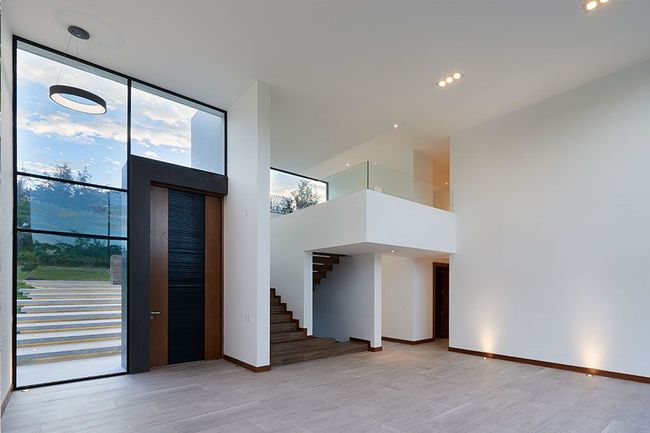 Eingangsbereich eines modernen Hauses mit Fensterfront