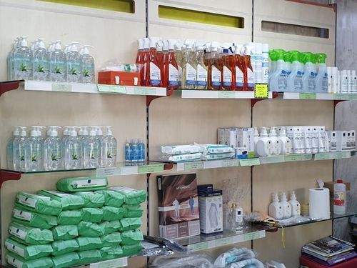 Des étagères remplies de produits de soin et d'entretien.