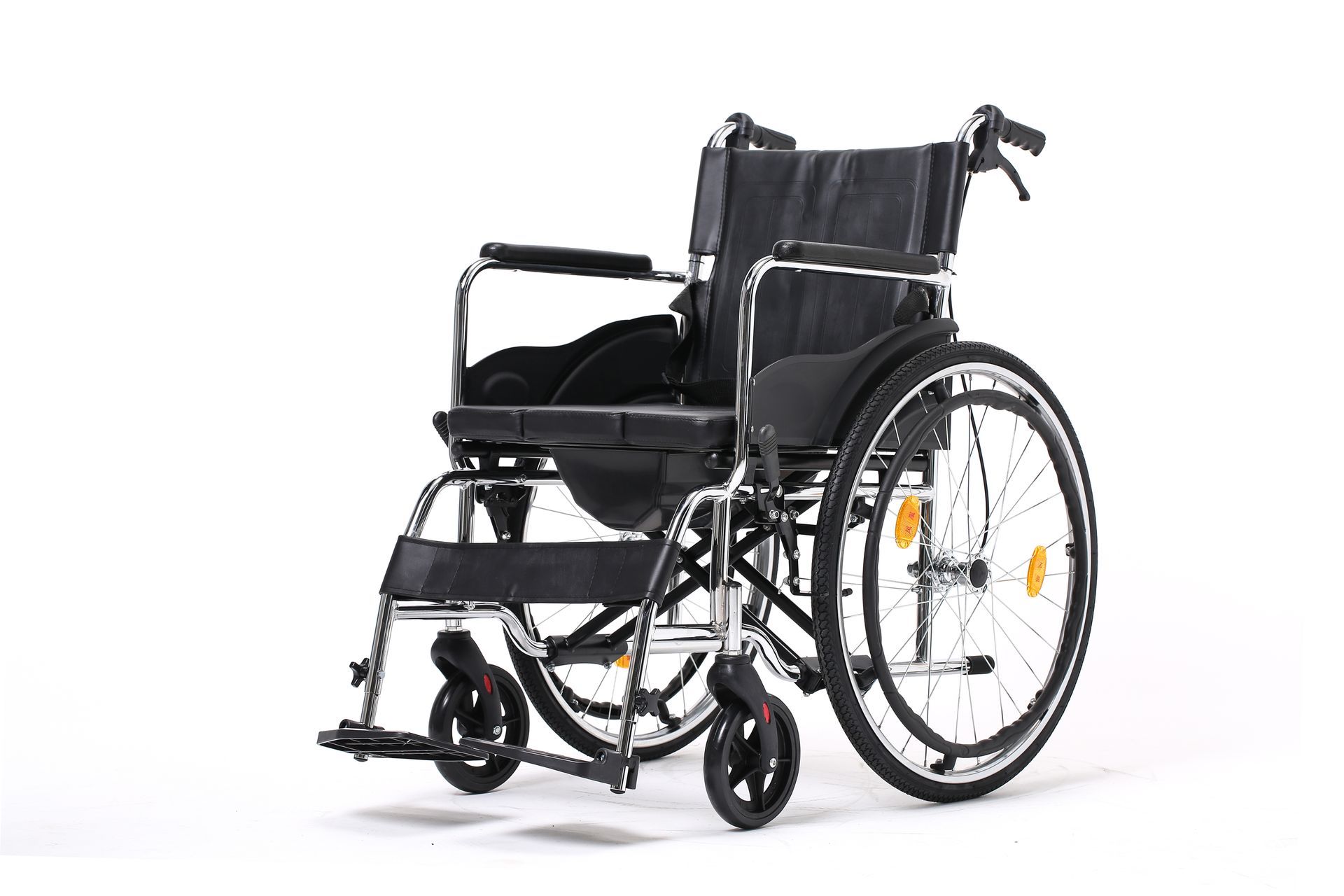 Fauteuil roulant noir sur fond blanc, vu de profil.