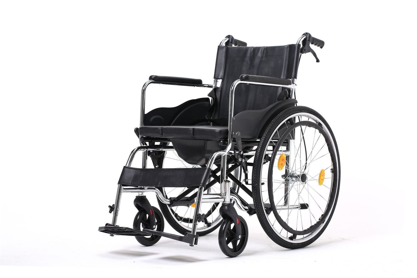 Fauteuil roulant noir avec de grandes roues arrière et de petites roulettes avant.