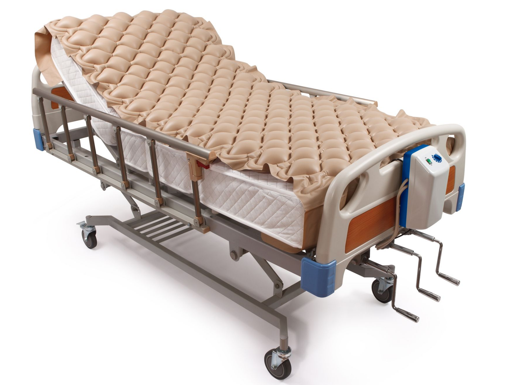 Lit médicalisé motorisé avec matelas beige à décharge de pression et barrières latérales sur roues.