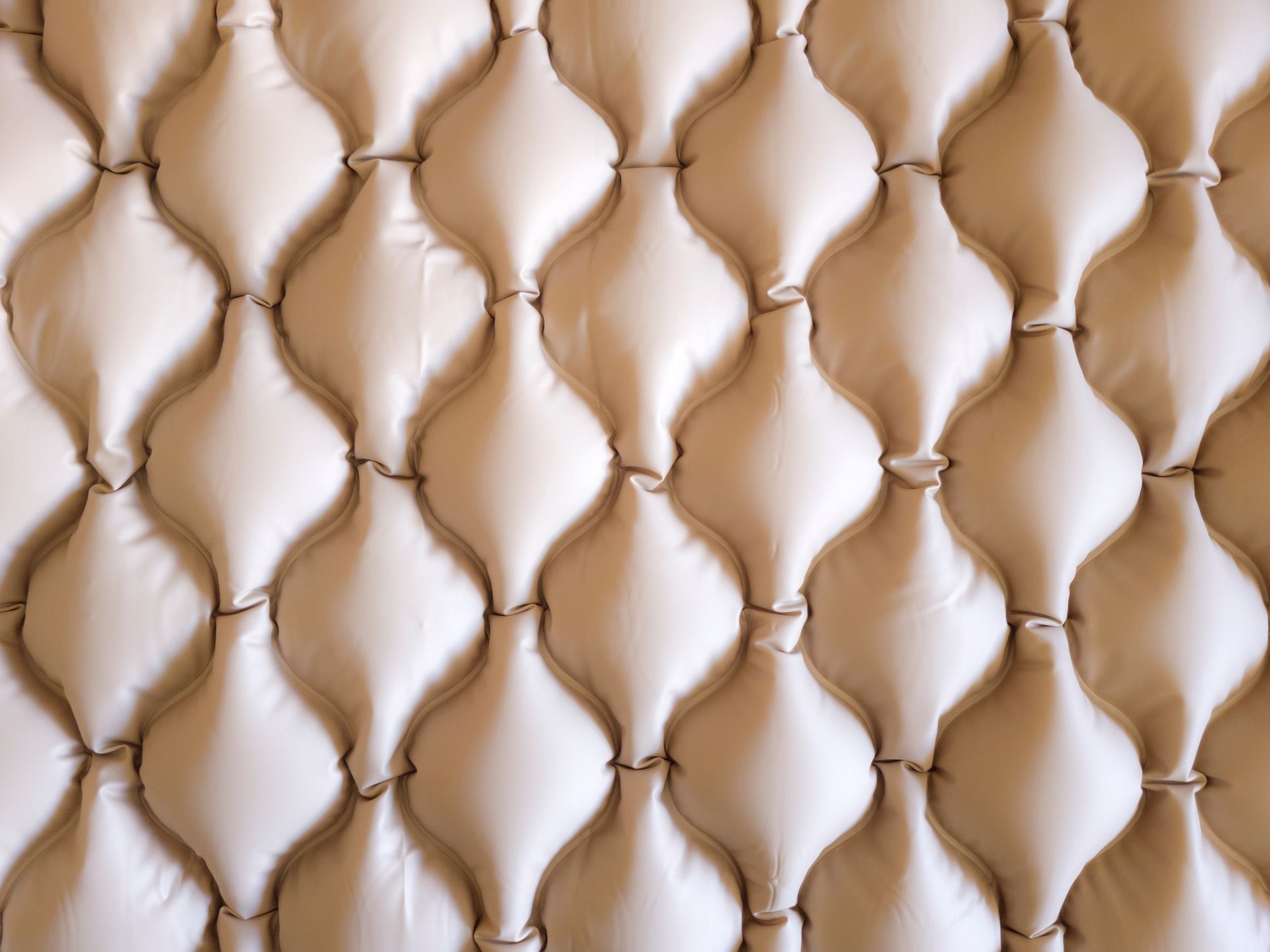 Revêtement en cuir matelassé beige.