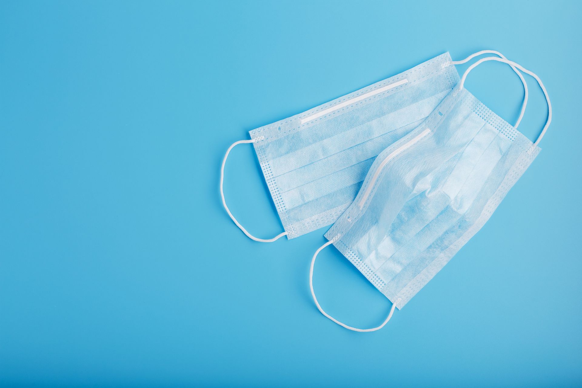 Deux masques jetables bleu clair.