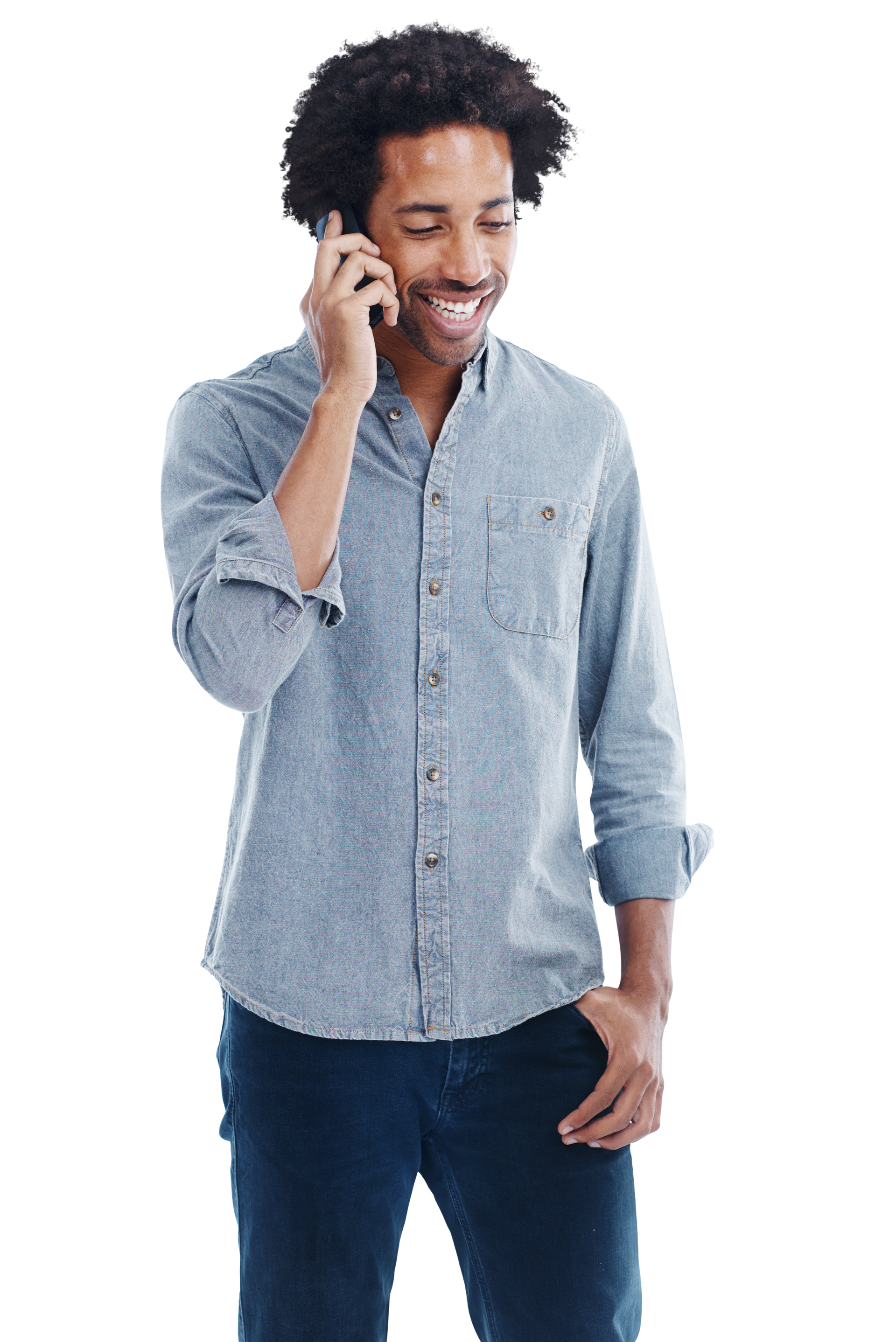 Personne en chemise en jean clair souriante en parlant au téléphone portable, se détachant sur un fond blanc.