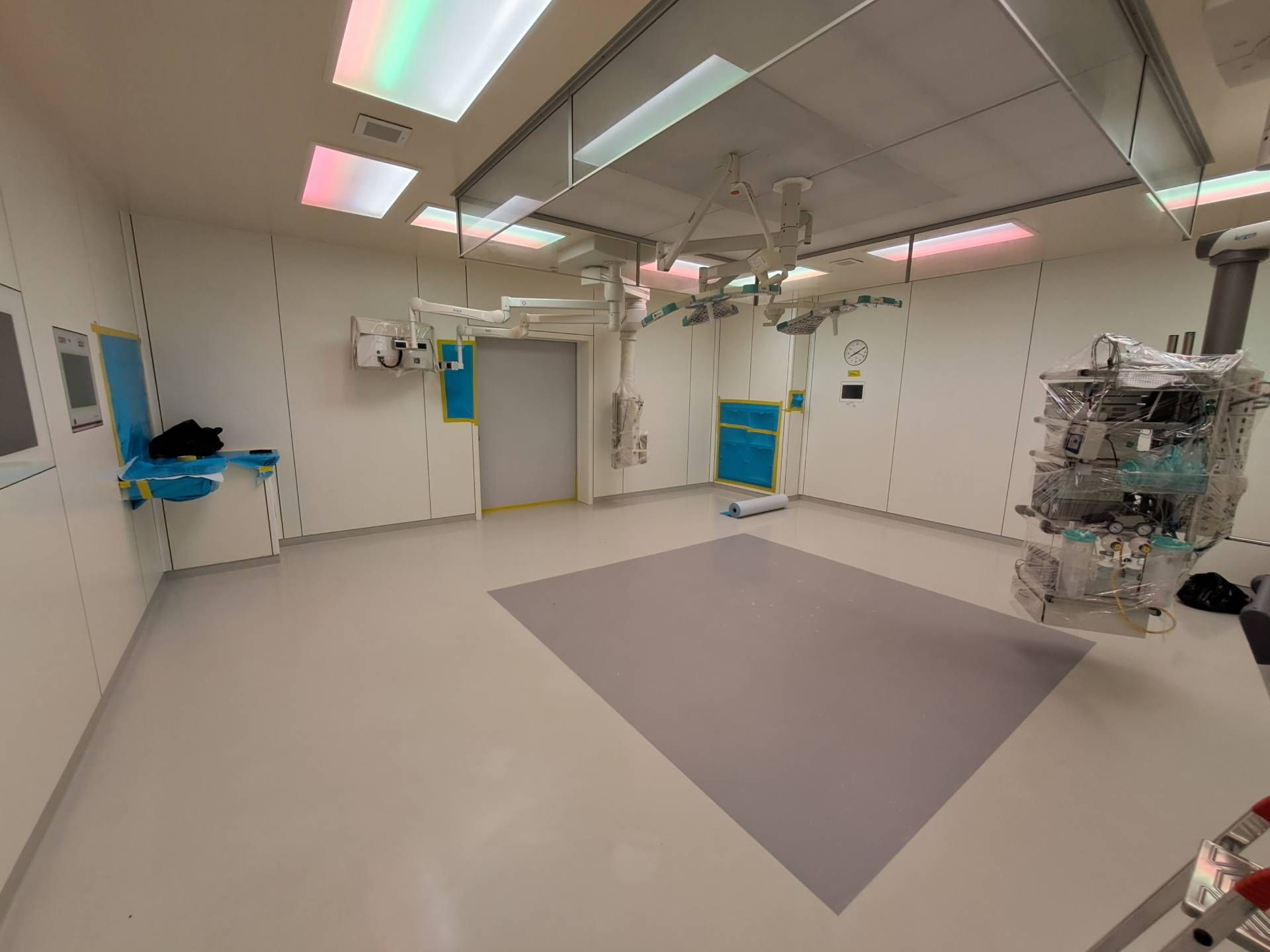 Une salle d'opération vide dans un hôpital avec beaucoup d'équipement.