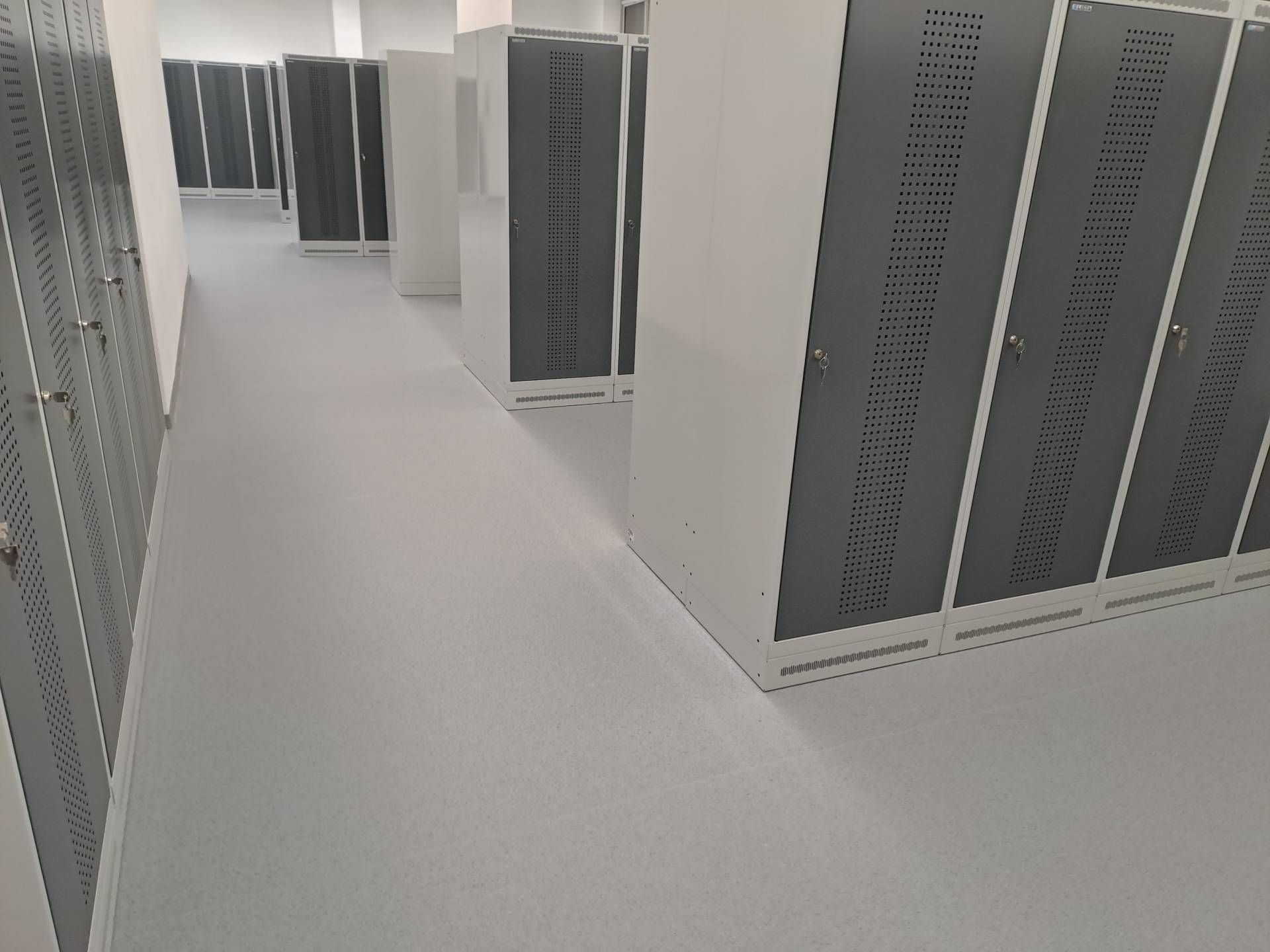 Un couloir rempli de nombreux casiers dans un bâtiment.