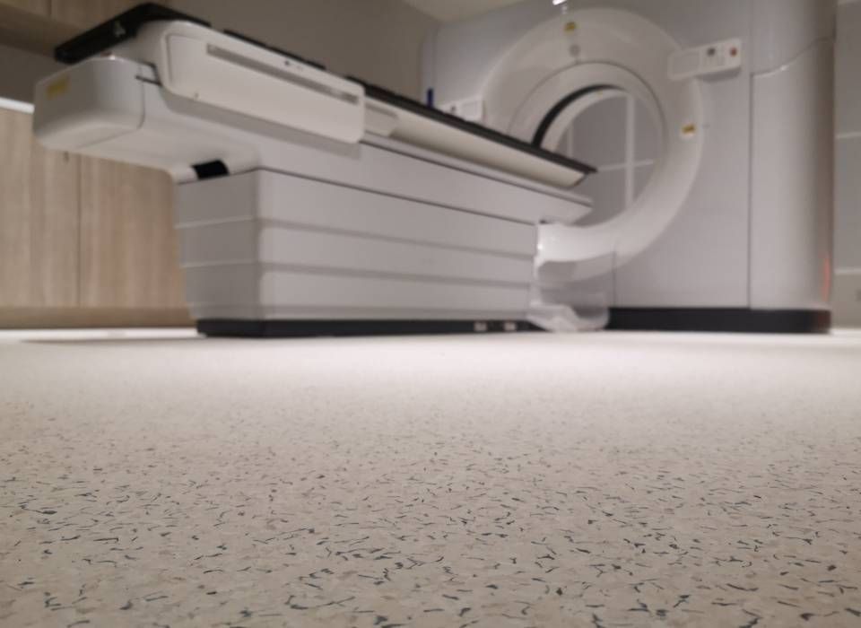 Une chambre d'hôpital avec un scanner au sol
