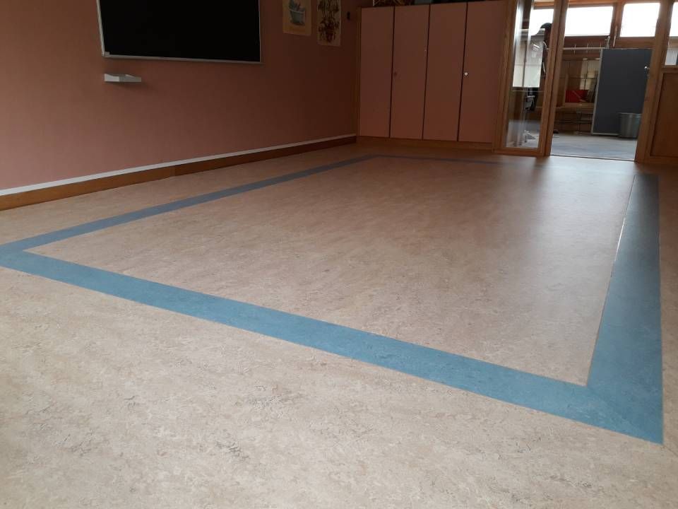 Une pièce avec une bande bleue sur le sol