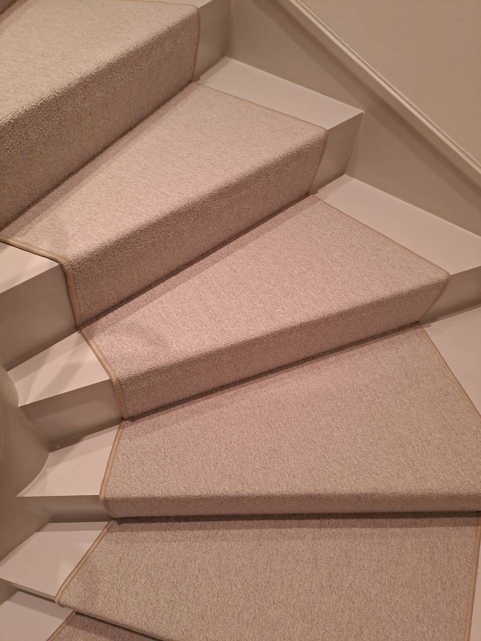 Un gros plan d'un escalier avec un tapis dessus.