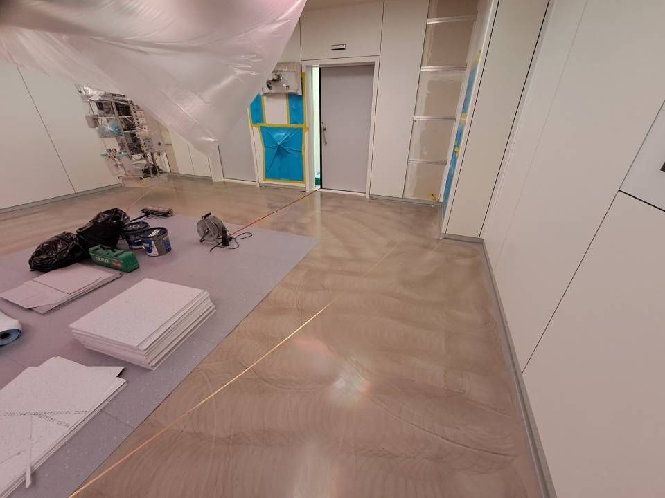 Une pièce avec beaucoup de papiers et d'outils sur le sol.