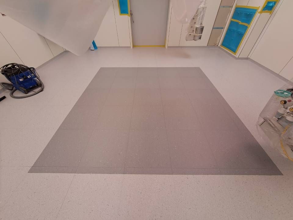 Un aspirateur est posé sur le sol d'une pièce.