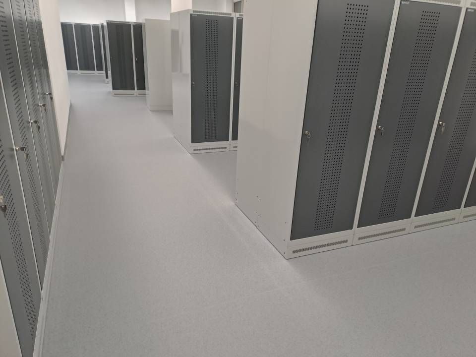 Un couloir rempli de nombreux casiers dans un bâtiment.