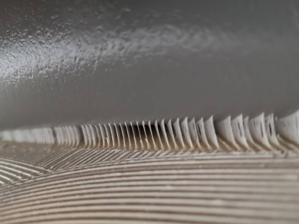 Un gros plan d'une plume sur une table.