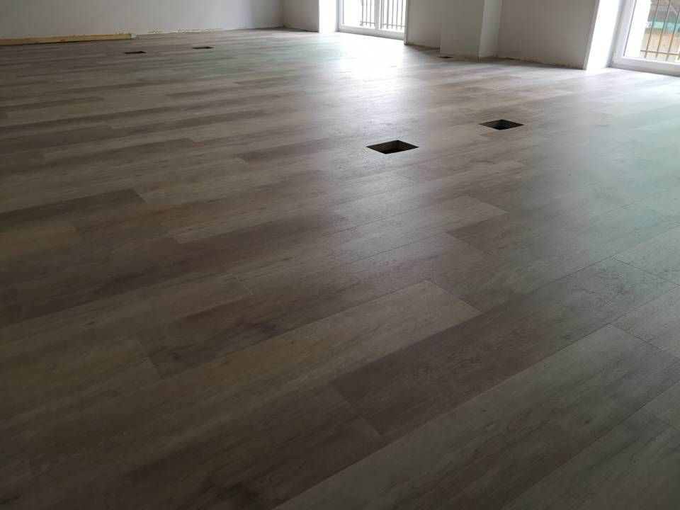 Un plancher en bois avec des trous dans une pièce.