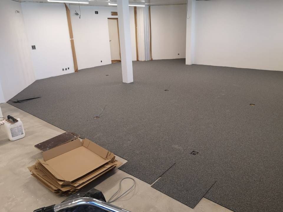 Une pièce vide avec une pile de cartons sur le sol.