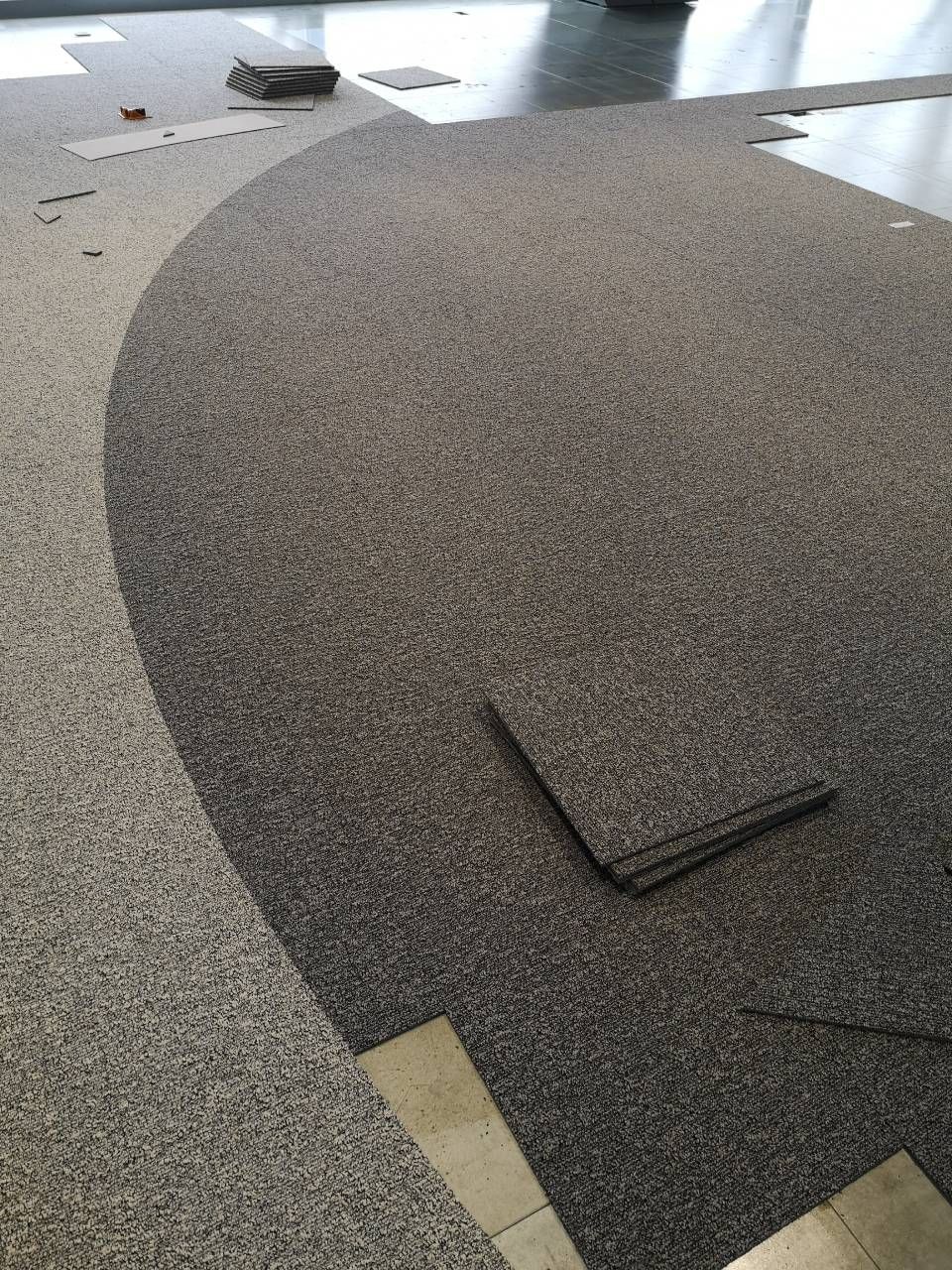 Un morceau de tapis est posé sur le sol d'une pièce.