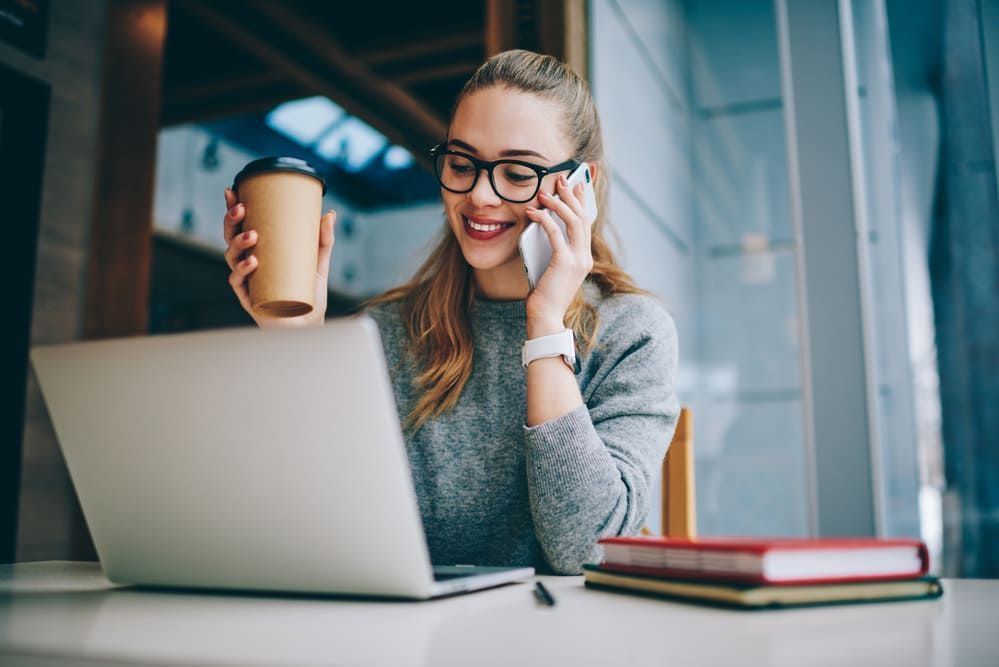 Cliente satisfaite au téléphone