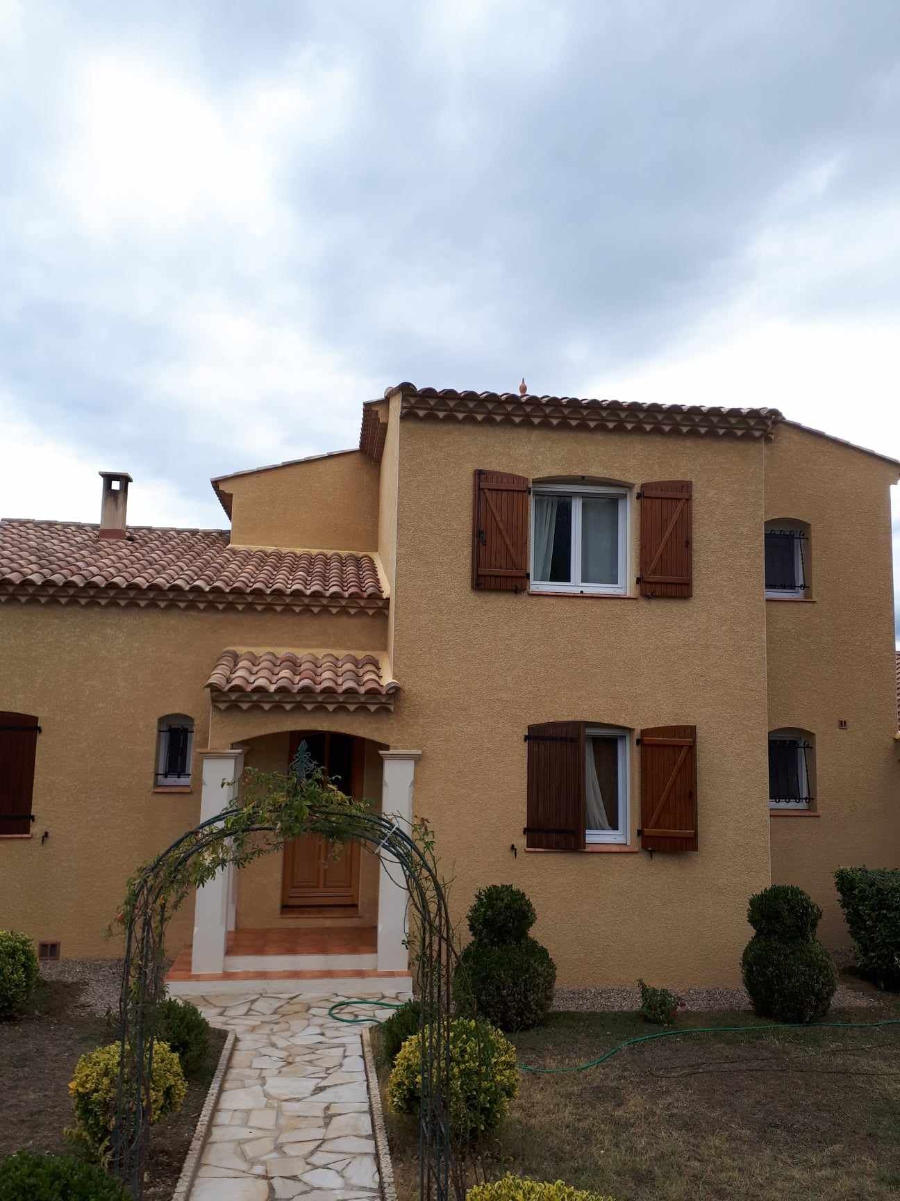 Maison après nettoyage et à la façade mouillée