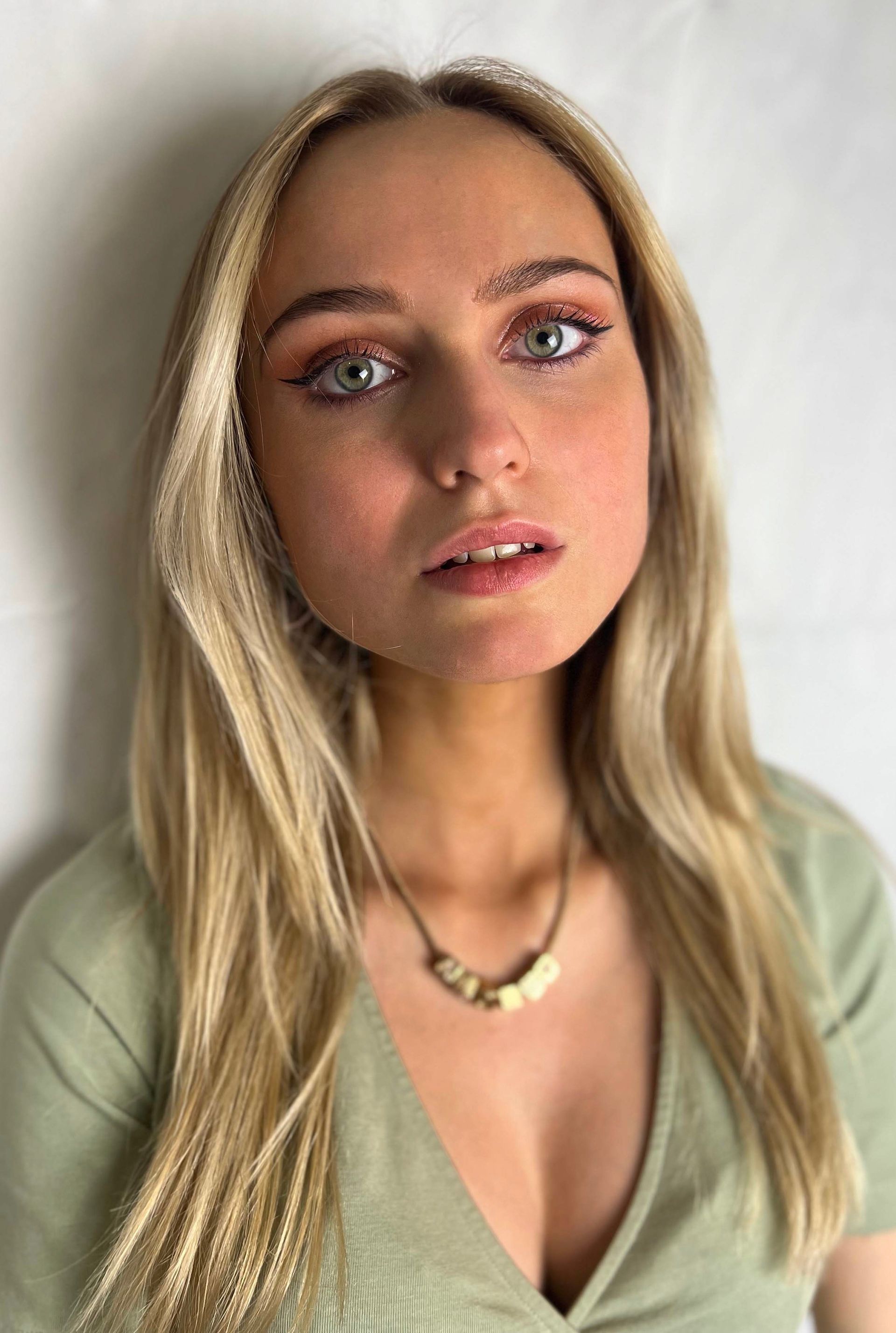 Portrait d'une femme blonde avec la peau bronzée après le soin bronzant.