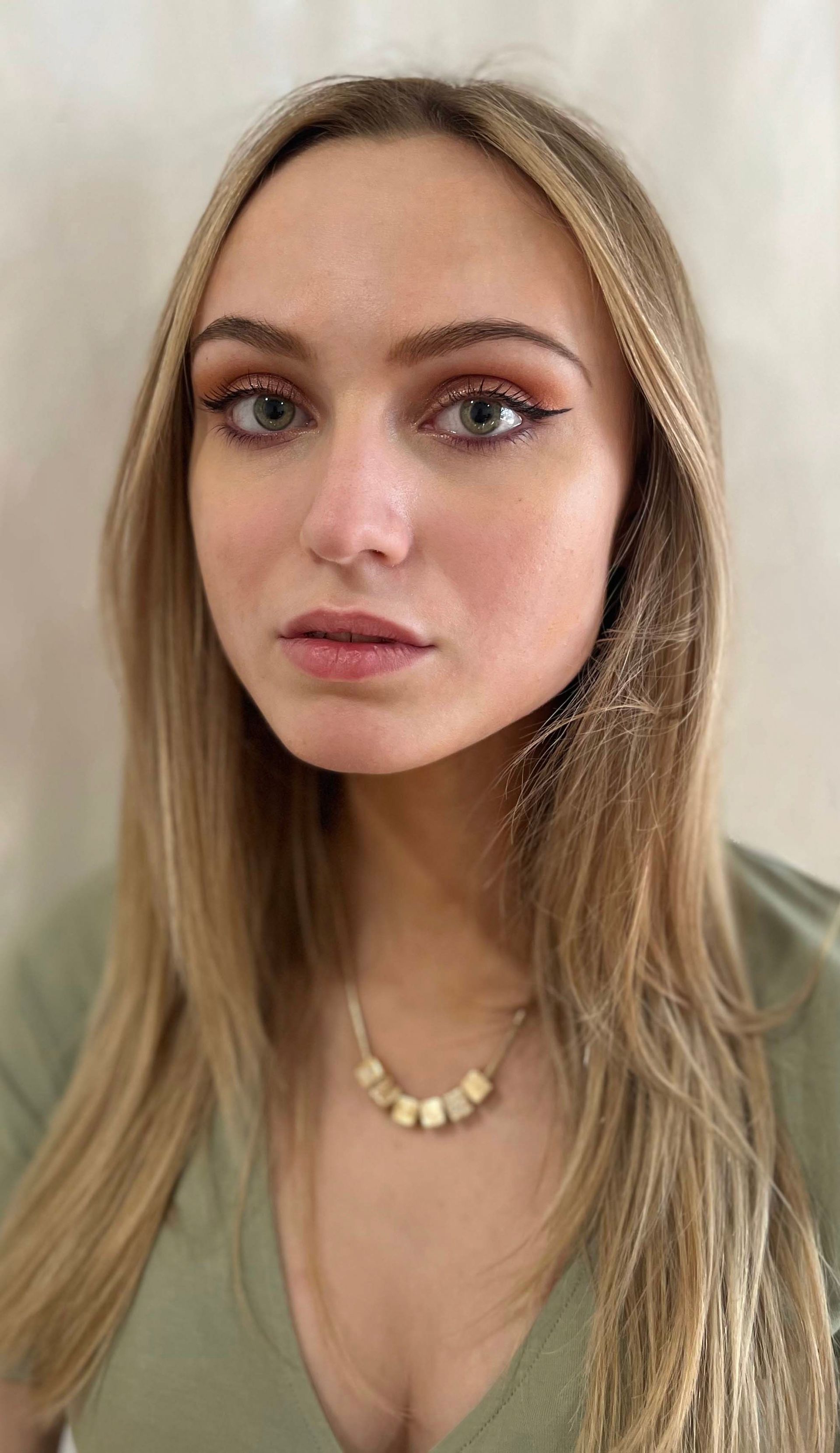 Portrait d'une femme blonde avec la peau claire avant le soin bronzant.