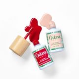 Gros plan sur des pieds nus aux ongles de pieds vernis rose pâle, posés sur une douce couverture blanche.