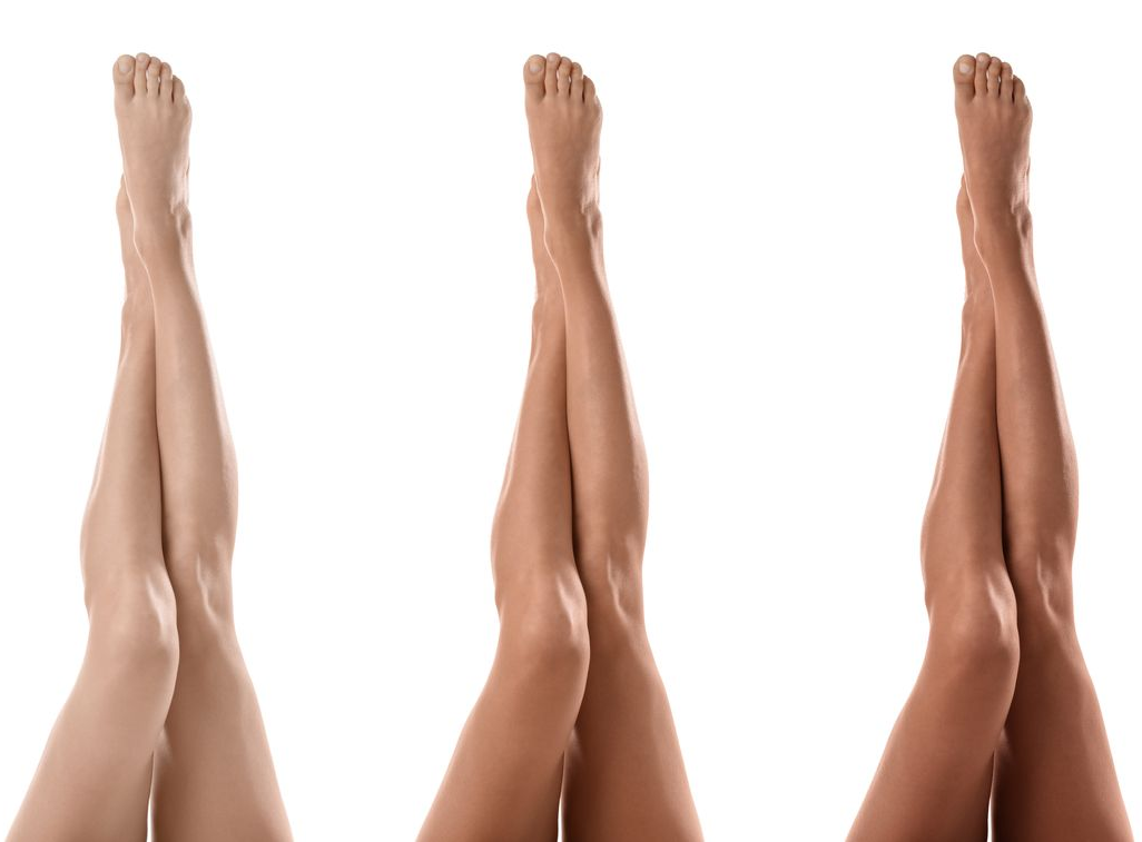 Trois paires de jambes et de pieds levés sur fond blanc, représentés avec différentes carnations.
