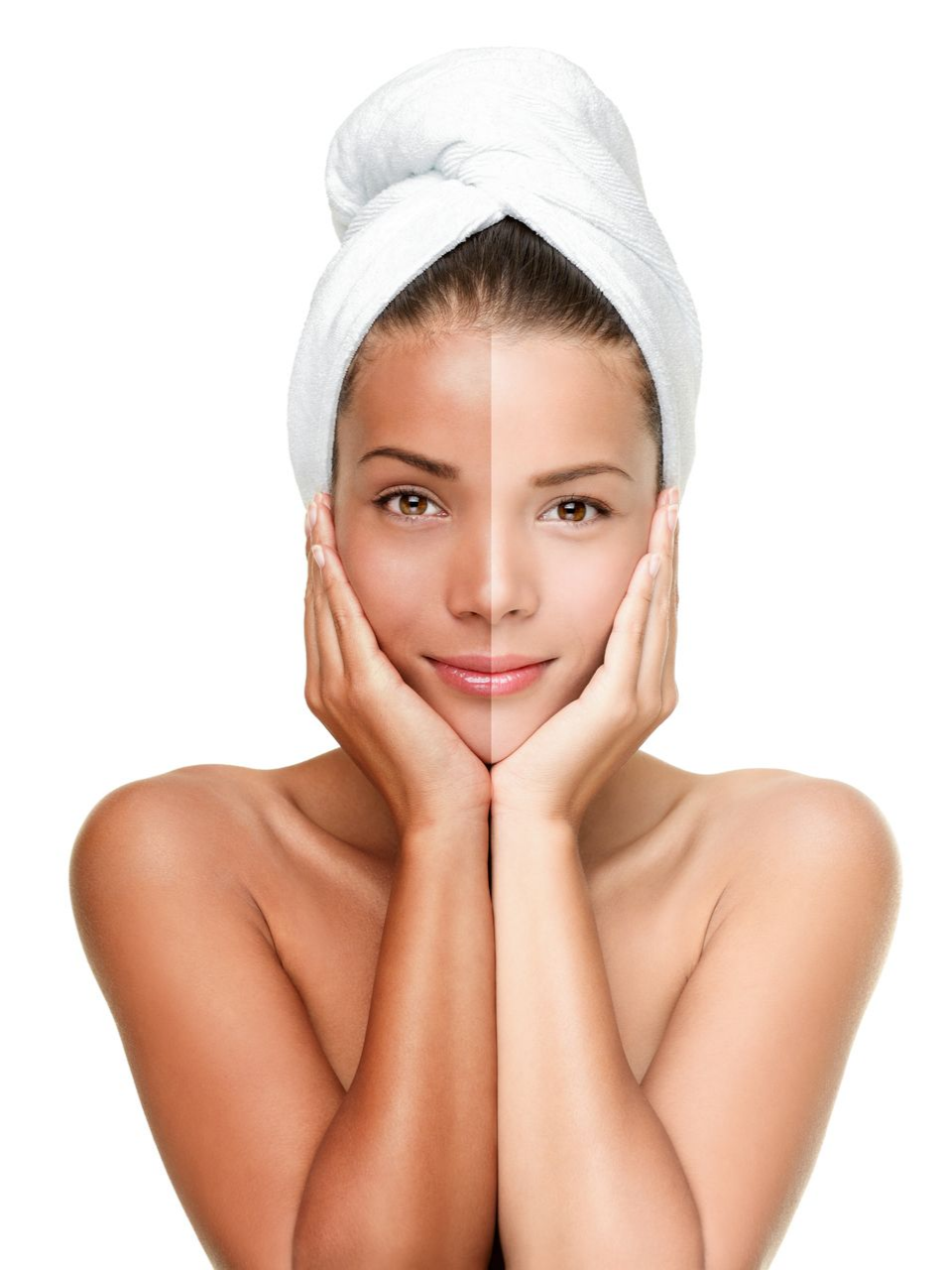 Personne souriante, les cheveux enveloppés dans une serviette, touchant doucement son visage sur fond blanc.
