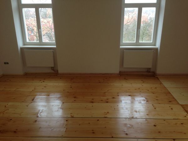 Bestandsdiele Kiefer geschliffen, Hartwachsöl versiegelt.