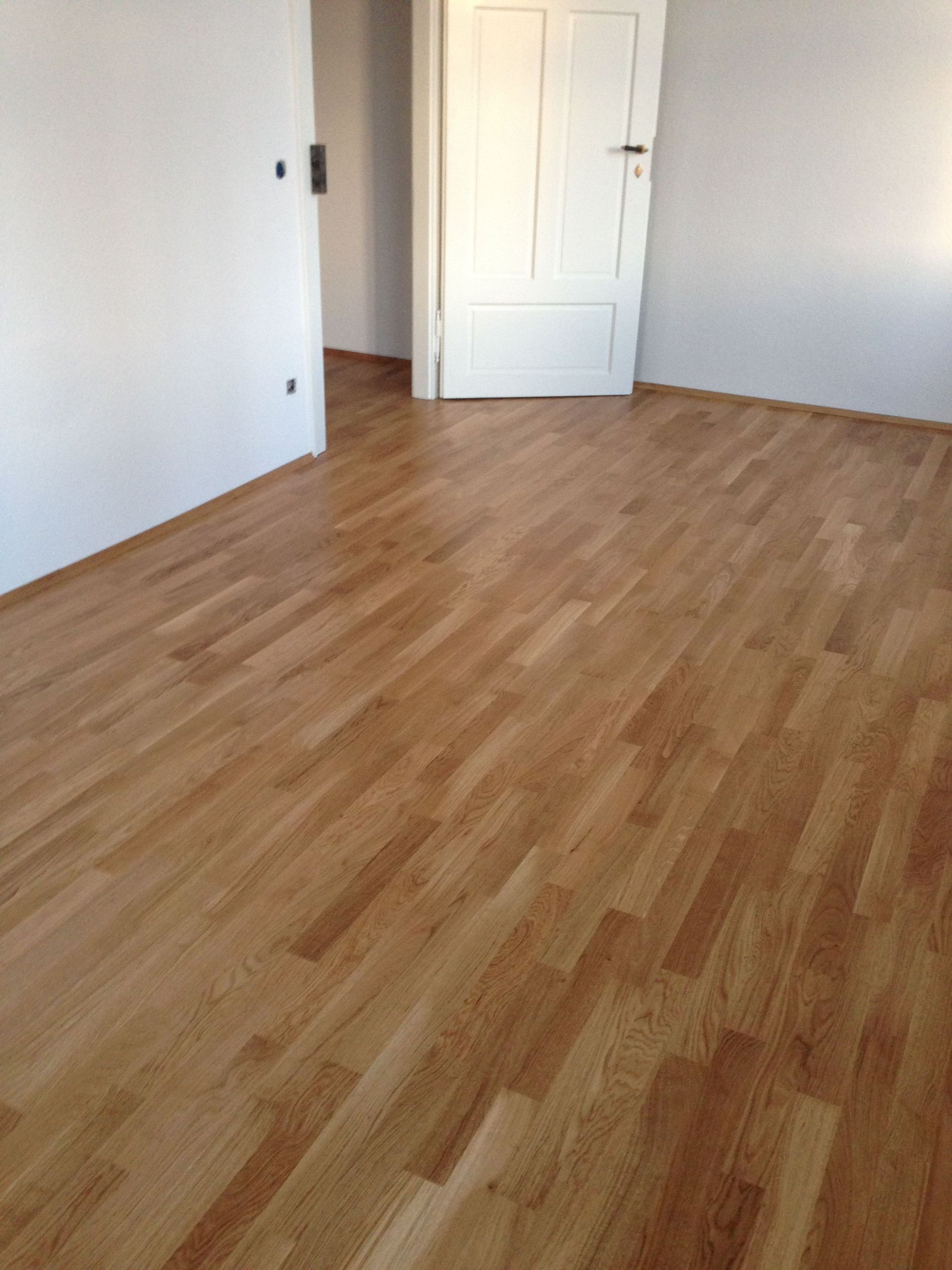 Fertigparkett Eiche lackiert, Bestandstüren überarbeitet, weißlack.