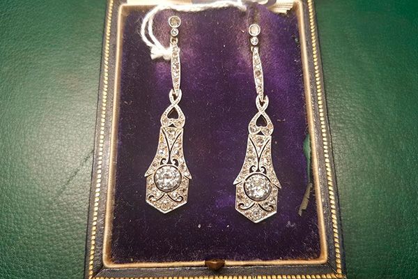 Un par de aretes están en una caja morada.