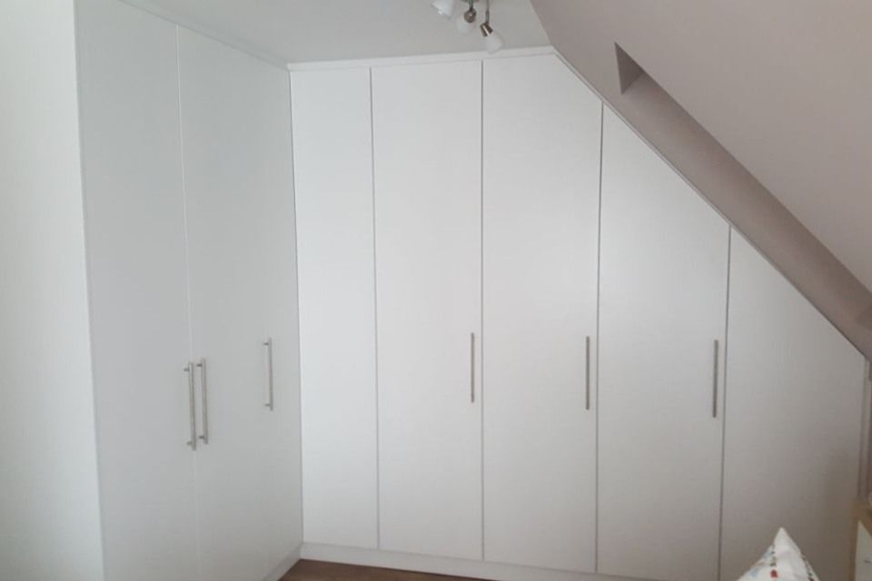Großer weißer Schrank