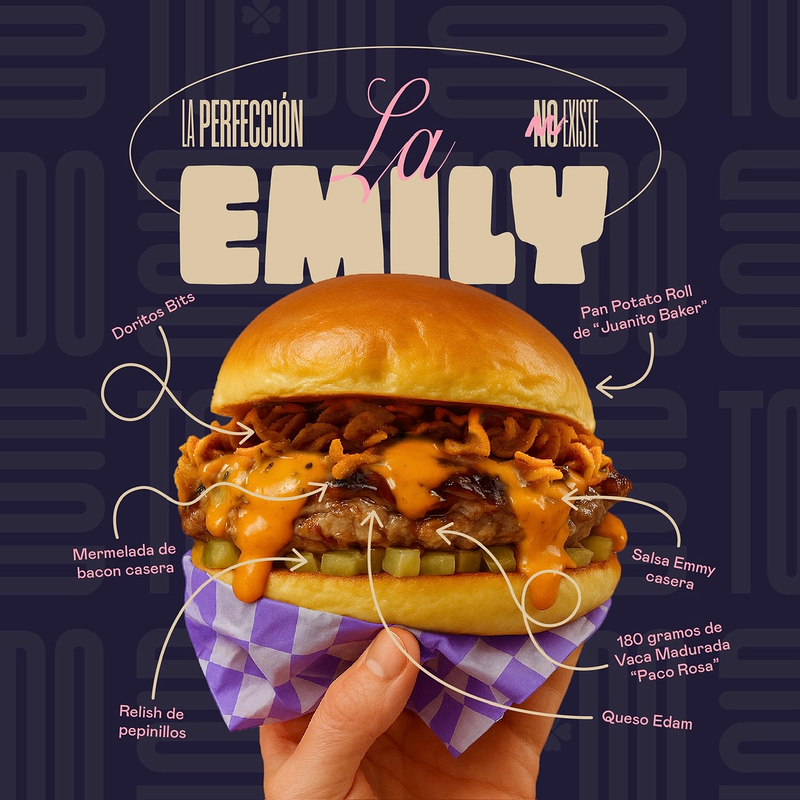 Una persona sostiene una hamburguesa que dice Emily.