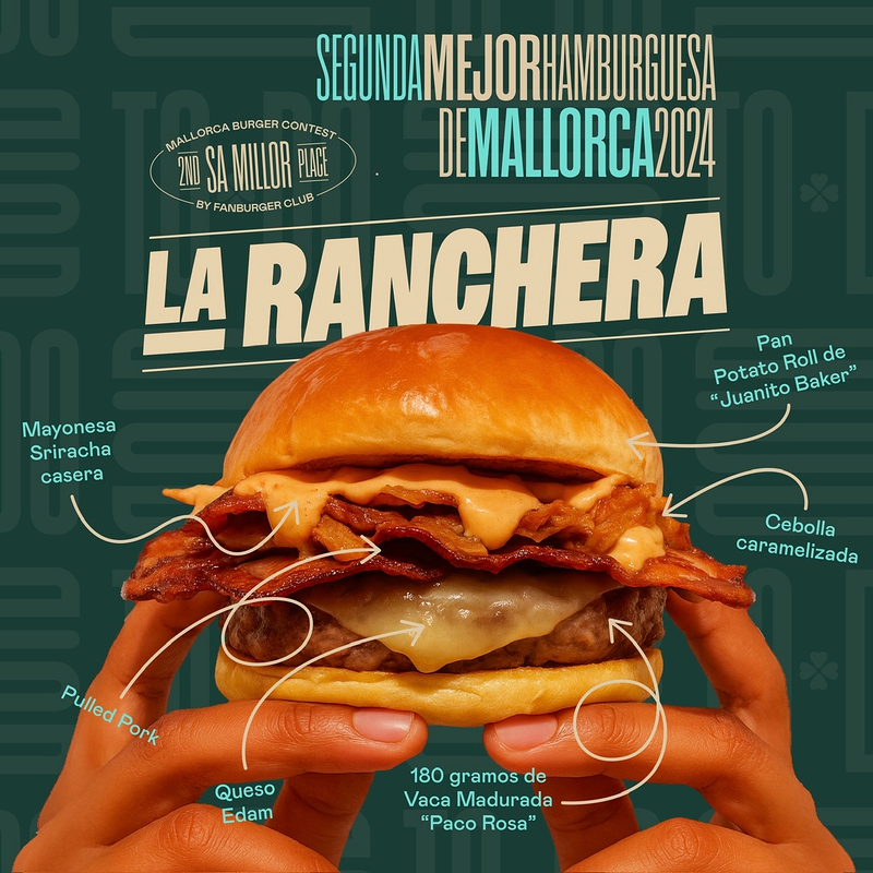 Una persona sostiene una hamburguesa ranchera en sus manos.