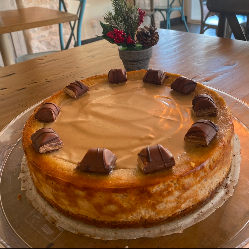 Una tarta de queso con Kinder Buenos encima