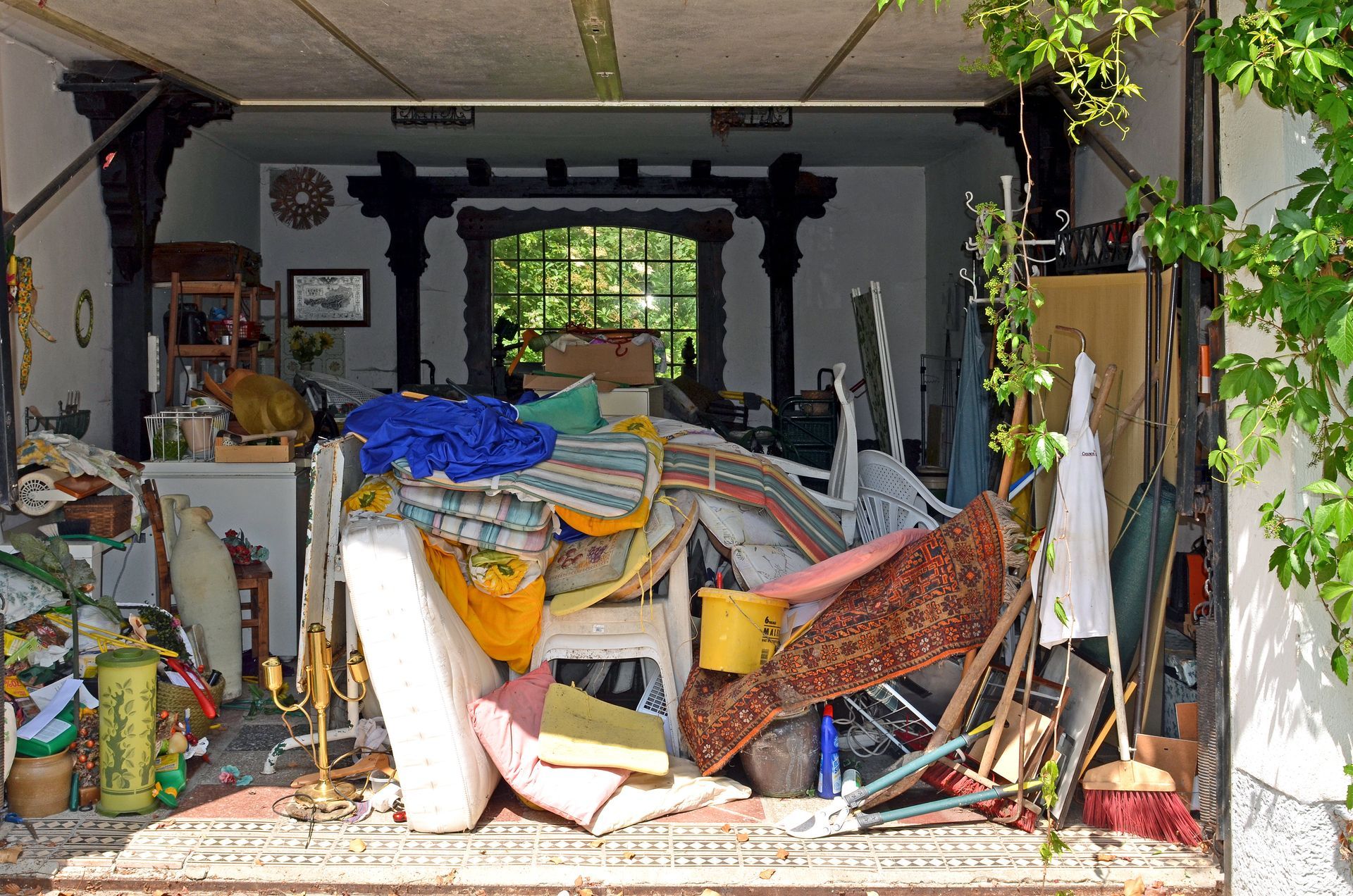 Un garage avec plein d'affaires accumulées