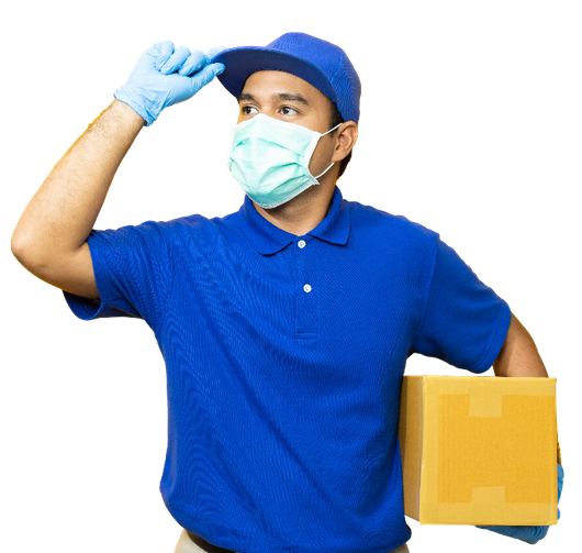 Un homme qui porte un masque et un carton sous le bras
