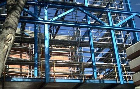 Se está construyendo un gran edificio con andamios a su alrededor.